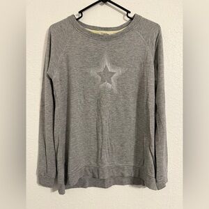 Peyton Primrose Women’s Size M Gray Star Pullover Long Sleeve Shirt Sweatshirt